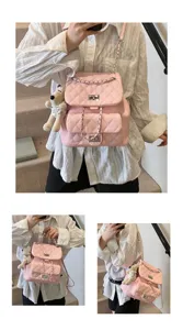 Joli petit sac à dos matelassé rose pour femme, bandoulière chaîne et pendentif ours.