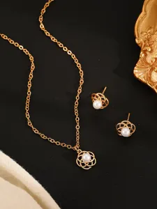 Gedetailleerde close-up van elegante gouden bloemvormige parelketting en bijpassende oorbellen.
