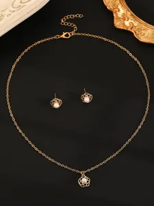 Gouden holle bloem parel sieraden set ketting en oorbellen gedetailleerd overzicht mooi.