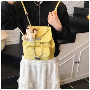 Sac à dos matelassé jaune avec bandoulière chaîne et design élégant pour la mode.