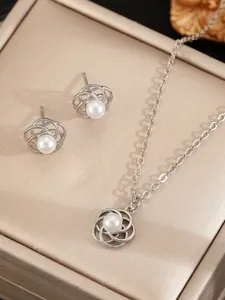 Gedetailleerd overzicht van de zilverkleurige parelketting en oorbellen sieradenset.