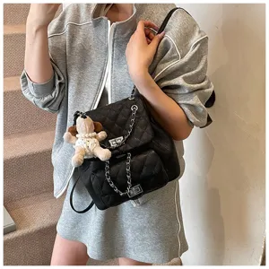 Mini sac à dos en cuir matelassé noir avec bretelles chaîne et joli pendentif chiot tendance.
