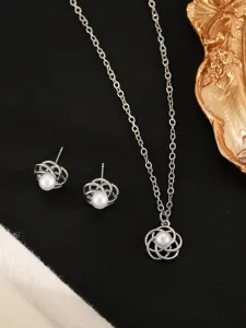Zilverkleurige uitgeholde parel ketting en oorbellen sieradenset elegante dagelijkse