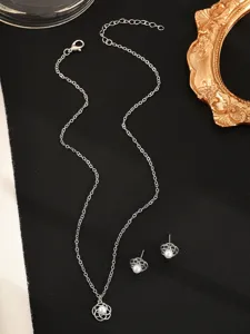 Zilverkleurige set met holle bloem en parel halsketting en oorknopjes, elegante dames sieraden.