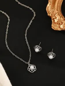 Zilveren holle parel ketting en oorbellen set, elegante gedetailleerde weergave.