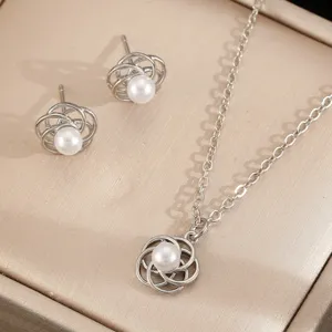 Set van holle parel ketting en oorknopjes elegant bloem design voor dagelijks gebruik.