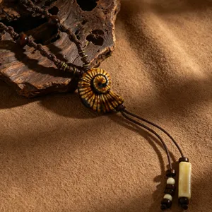 Χειροποίητο boho μακρύ κολιέ με χάντρες, σπειροειδή κεραμικό μενταγιόν και ξύλινες χάντρες.