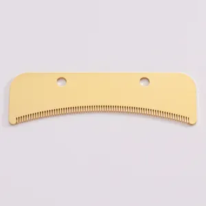 Détail de lame de tondeuse pour animaux en métal doré, tête de peigne de toilettage pratique.