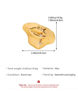 Goldene uebertriebene Lippen Brosche Legierung Piercing Pin Modeschmuck Detail Groesse.