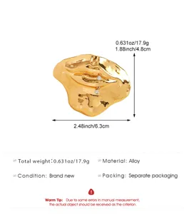 Exzentrische goldene Lippen Broschen mit Piercing Detail, legierte Modeschmuck Brosche.