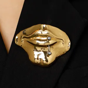 Exzentrische goldene Lippen Brosche mit Piercing Detail, elegante Kleidung Zubehör.