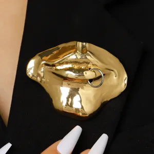 Vergoldete, extravagante Lippen-Brosche mit Piercingring-Detail, stilvolles Metall-Accessoire.