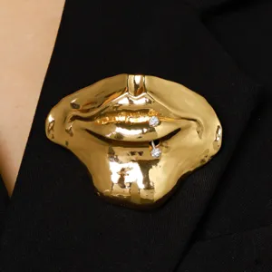 Exzentrische goldene Lippen Broche mit glitzernden Piercing Strasskristallen für Damenmode.