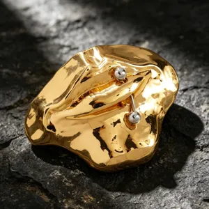 Exzentrische goldene Lippen Brosche mit Piercing Detail, kreative surrealistische Anstecknadel.