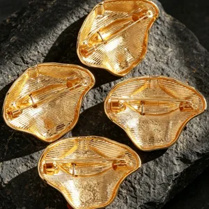 Goldene übertriebene Lippen Broschen Pin Set, surreale Metall Statement Mode Accessoires.