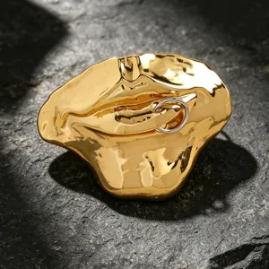 Exzentrische goldene Lippen Brosche mit Piercing Ring, modische avantgardistische Anstecknadel.