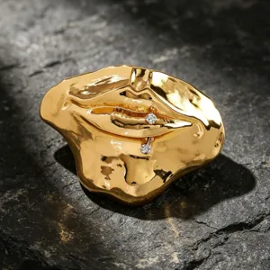 Exzentrische goldene Lippen Brosche mit Piercing Kristall Design, stilvoller Metallpin.