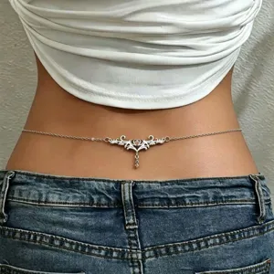 Detailaufnahme einer silbernen Damen-Taillenkette mit filigranem Herz- und Flügelanhänger.