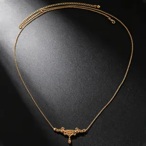 Zarte goldene Taillenkette Detailaufnahme, elegantes Metallanhänger-Design für Damen.