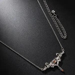 Nahaufnahme einer silbernen Taillenkette mit verzierten Herzflügeln und Bernstein Zirkon.