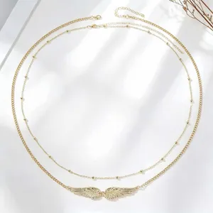 Elegante mehrlagige goldene Taillenkette mit filigranem Flügel-Anhänger für Sommer-Outfits.