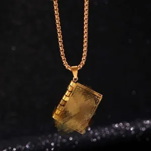 Collar con colgante libro vintage dorado, joya hip hop retro unisex, cadena detallada.