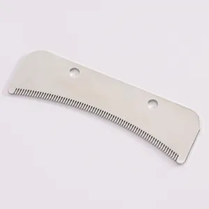 Lame de rechange en acier inoxydable pour peigne de toilettage avec dents courbées.