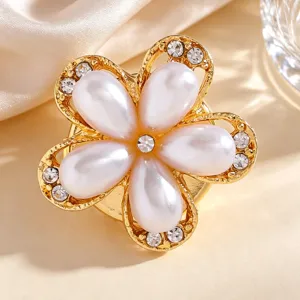 Exquisite pearl flower collar clip detail, premium gold-plated metal with sparkling rhinestones.