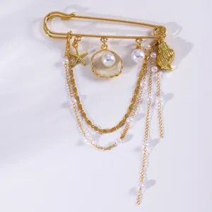 Chic spilla di sicurezza dorata con ciondoli stella marina conchiglia e delicate catene di perle.