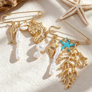 Squisita spilla in stile vacanza estiva con tema oceanico e dettagli di conchiglie e stelle.