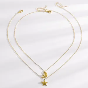 Gros plan détaillé du collier de chaîne dorée à double rangée avec des pendentifs lune.