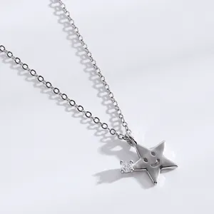 Collier pendentif étoile en argent avec visage souriant évidé et zircon brillant.
