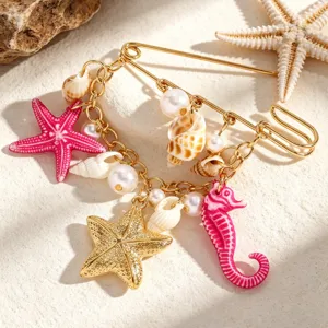 Spilla di sicurezza dorata con conchiglie stelle marine e perle stile spiaggia estiva vacanza.