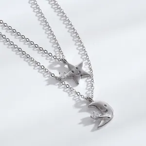 Gros plan détail du magnifique collier double couche argenté étoile lune avec zircon et sourires.