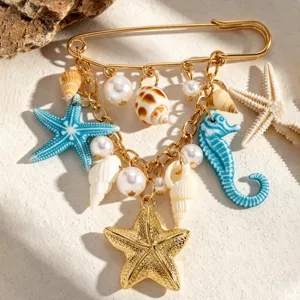 Dettaglio spilla conchiglia stella marina vacanze estive con ciondoli multipli