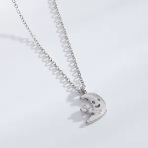 Vue détaillée d'un collier en argent croissant de lune et étoile avec zircone éclatante.