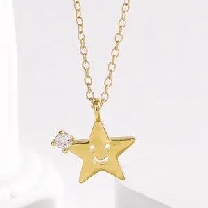 Collier ras du cou étoile dorée élégant avec pendentif smiley creux et beau zircon.