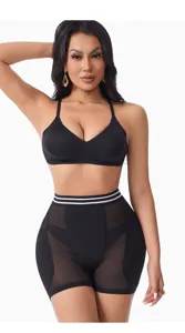 Vue détaillée de short shapewear rembourré pour femmes avec taille haute et contrôle du ventre.
