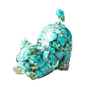 Natural crystal chip resin tail-up cat figurine for home and office desktop decoration.