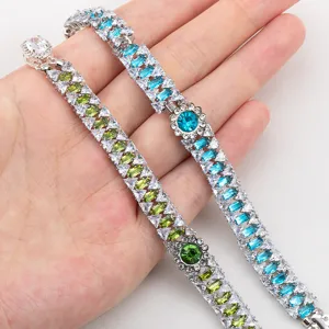 Primo piano dettagliato di catene per bracciali DIY in strass scintillanti con dettagli floreali.