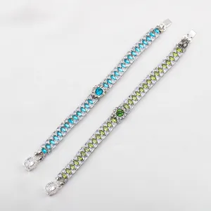 Vista dettagliata di accessori per braccialetti con catena in strass DIY, gioielli splendenti.