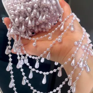 Detailopname van roze parel druppel ketting kwast DIY sieraden accessoire hangend.