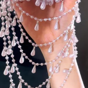 Gedetailleerde close-up van gelaagde nepparel druppelketting, elegante DIY-accessoire.