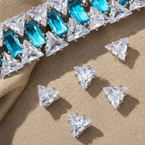 Primo piano dettagliato di strass fai-da-te scintillanti blu baguette e taglio a triangolo.
