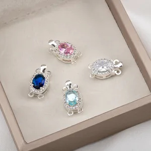 Primo piano di chiusure per gioielli multi-filo fai-da-te con pietre di zircone colorate.