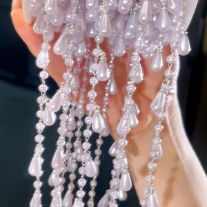 Gedetailleerd overzicht van DIY antieke stijl nep parel druppel kraal kwast ketting accessoire.