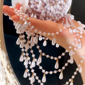 Close-up detail van DIY parel druppelketting sieraden accessoire, elegant ontwerp.