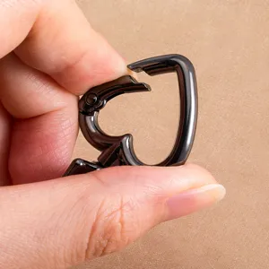Nahaufnahme Detail vom schwarzen Herz Federkarabiner Öffnen Metall Schlüsselanhänger DIY Zubehör.