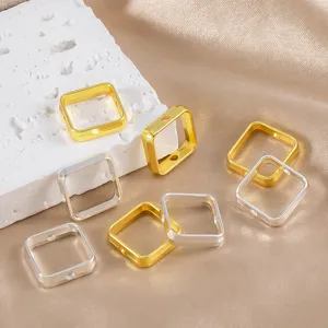 Nahaufnahme Detail quadratischer Legierung Abstandshalter Perlen fuer DIY Schmuckherstellung.