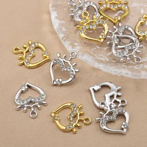 Nahaufnahme glitzernder Strass Herz Krone Legierung Anhänger für DIY Schmuckherstellung Details.